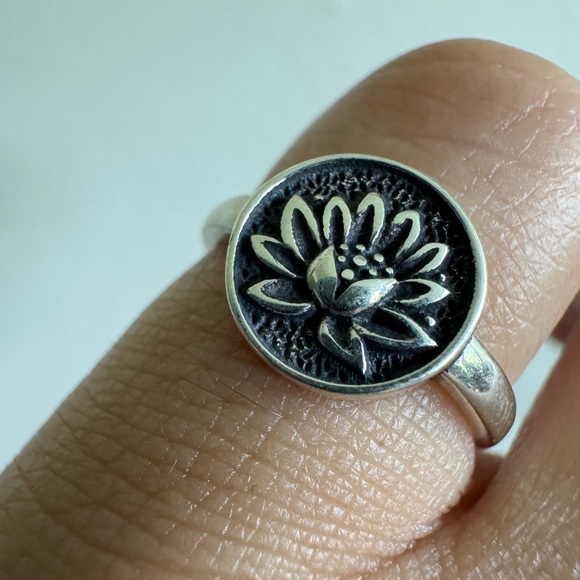 925 Sterling Silver  Lotus Flower Ring – Size 5 - Picture 5 of 7
